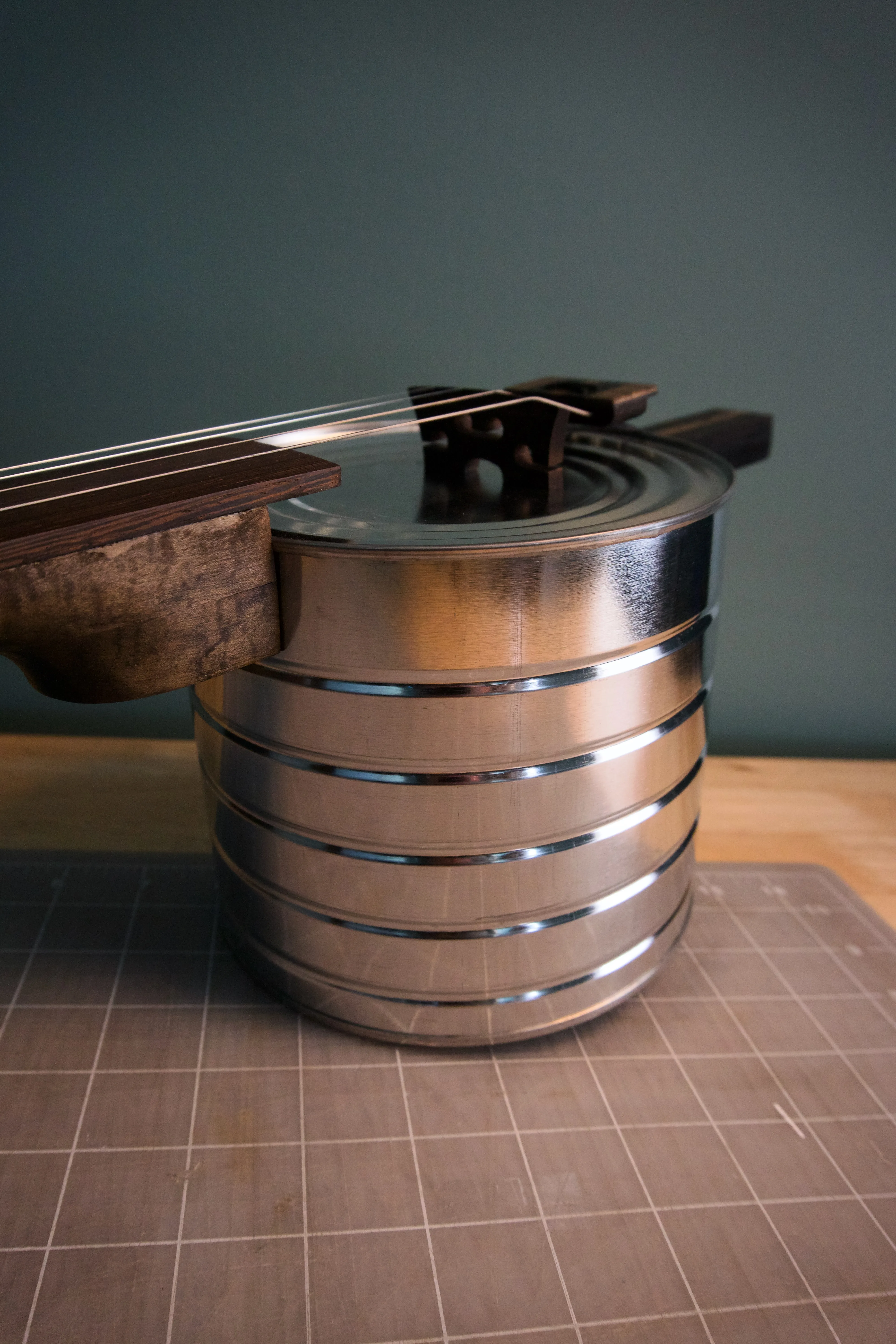 Coffee can banjo, close-up