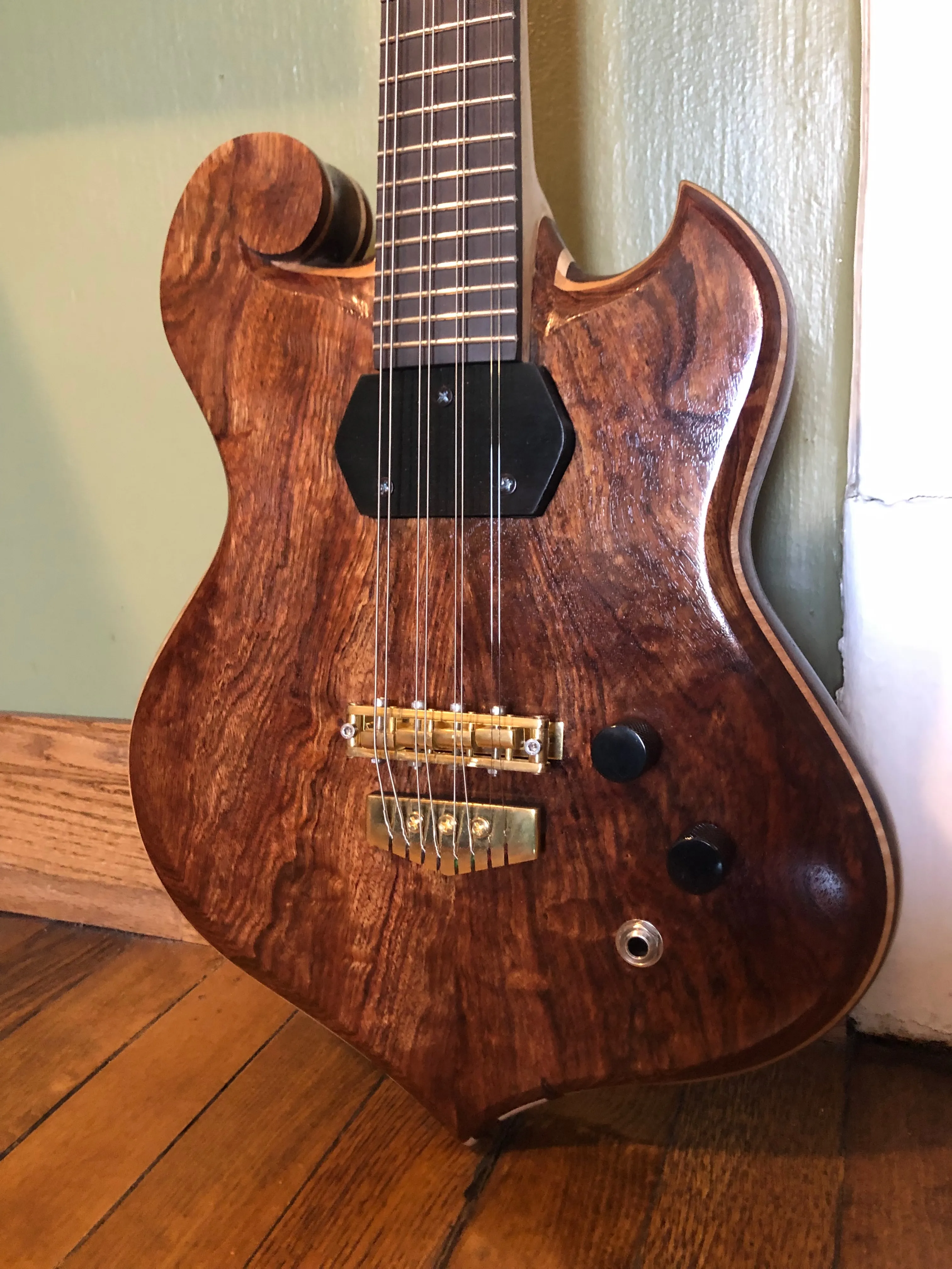 Octave mandolin, close-up