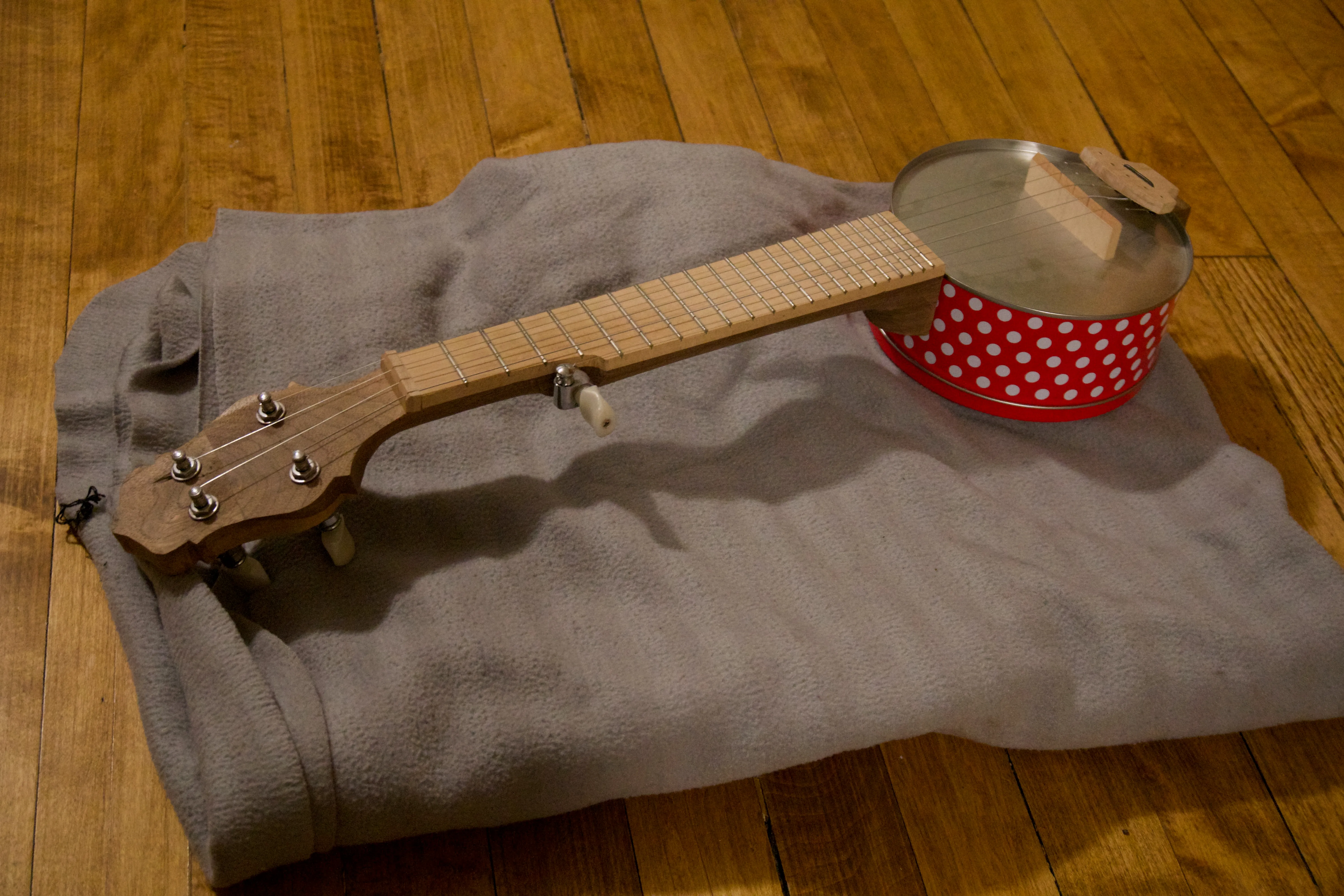 Cookie tin banjo, side